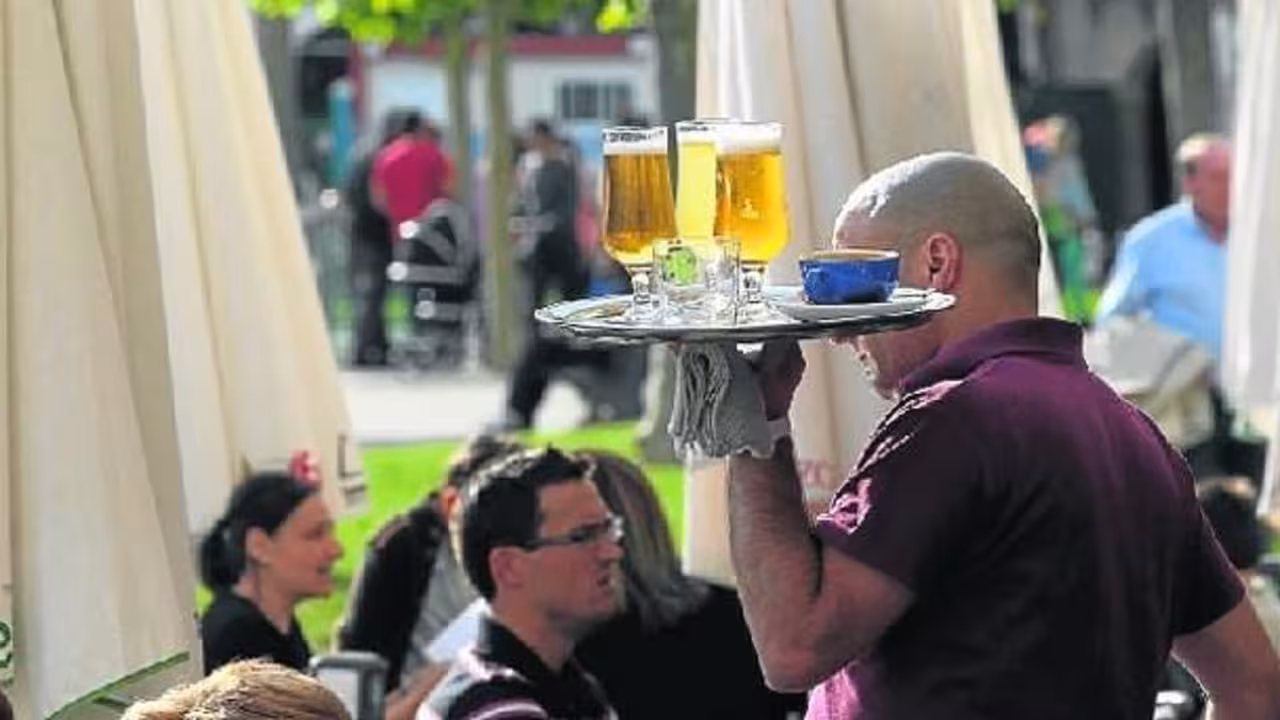 camarero con bandeja