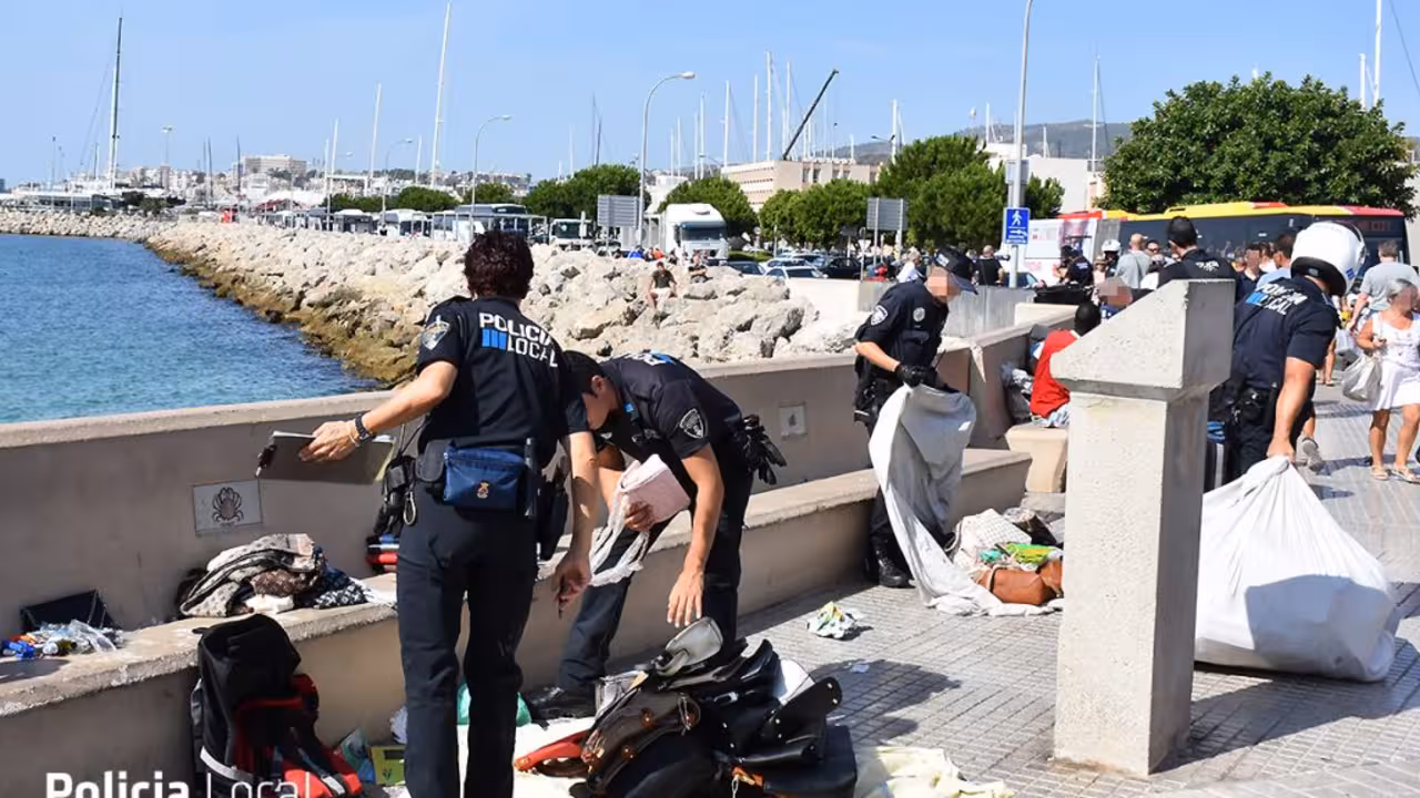 Polcías Locales de Palma procediendo a detener en una redada a vendedores piratas en la Riba de Palma
