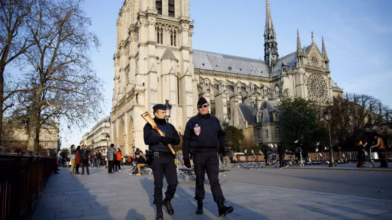 VAL20 PARÍS (FRANCIA) 23/11/2015 .- Agentes de policía patrullan frente a la catedral de Notre Dame de París, Francia, hoy 23 de noviembre de 2015. Las medidas de seguridad se han incrementado en la capital debido a los atentados perpetrados por el Estado Islámico (EI) el pasado 13 de noviembre. La Asamblea Nacional de Francia decidió de forma casi unánime prolongar tres meses la duración del estado de emergencia en el país y reforzar ese régimen de excepción. EFE/Yoan Valat