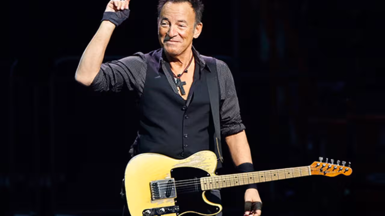 el musico bruce springsteen en una de sus actuaciones