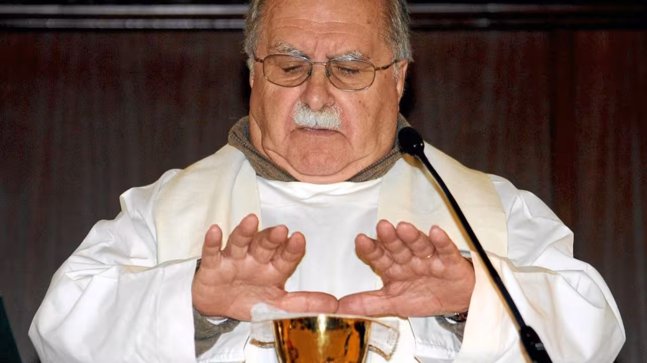 aunque está formalmente expulsado de la Iglesia católica