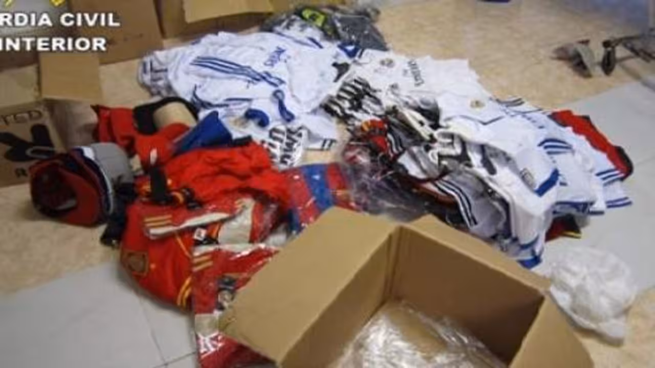 montaña de camisetas falsificadas