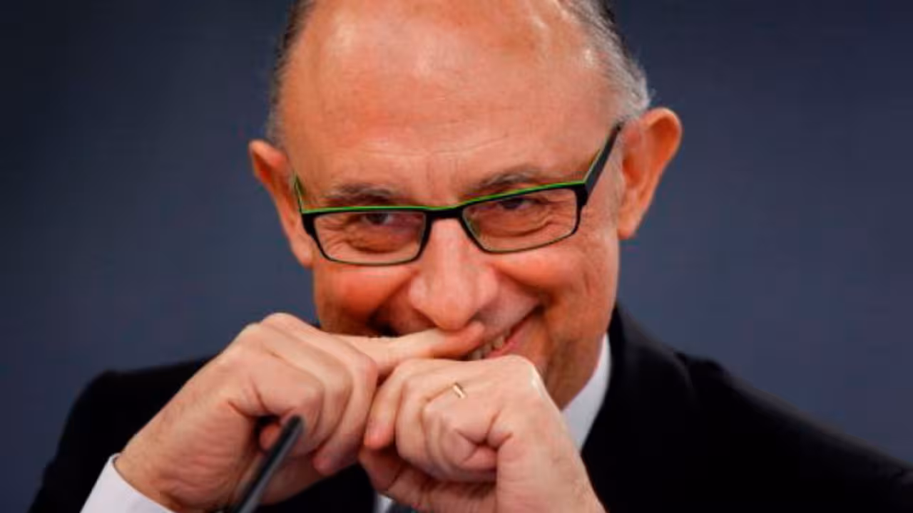el ministro de hacienda cristobal montoro riéndose