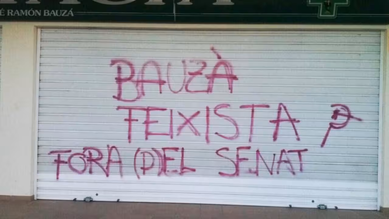Pintadas en la farmacia de José Ramón Bauzá