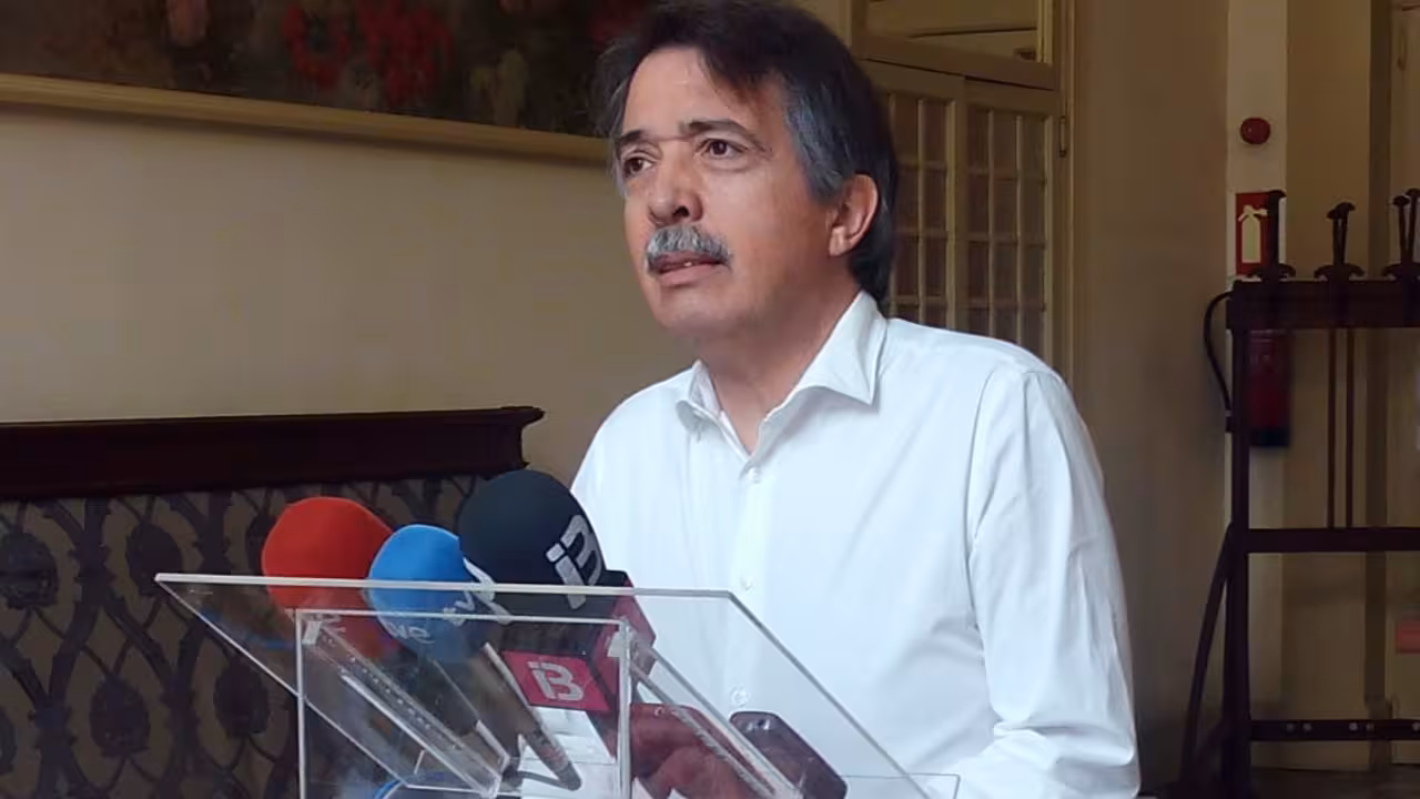 Pericay hablando en el Parlament.