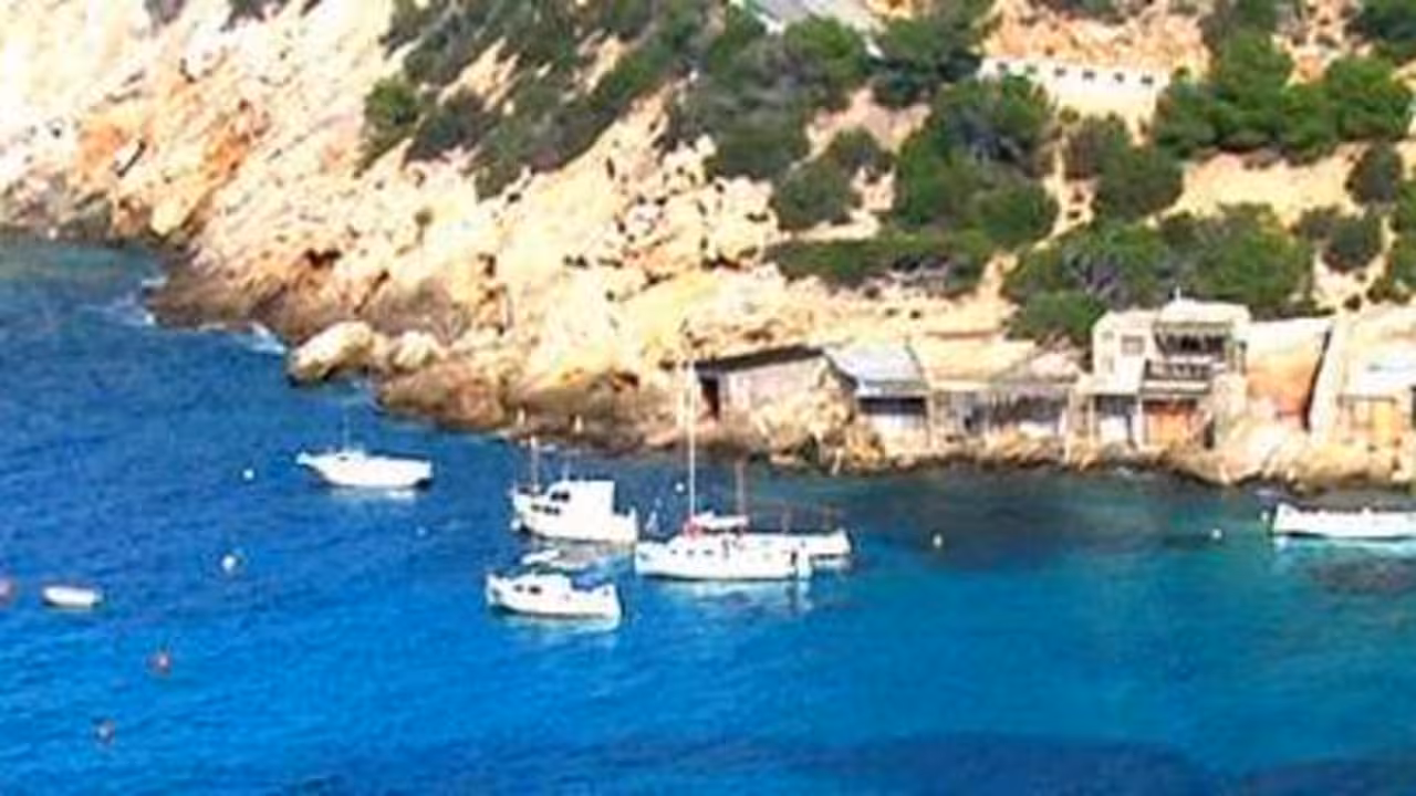 Los barcos de lujo fondean en Eivissa dañando la posidonia