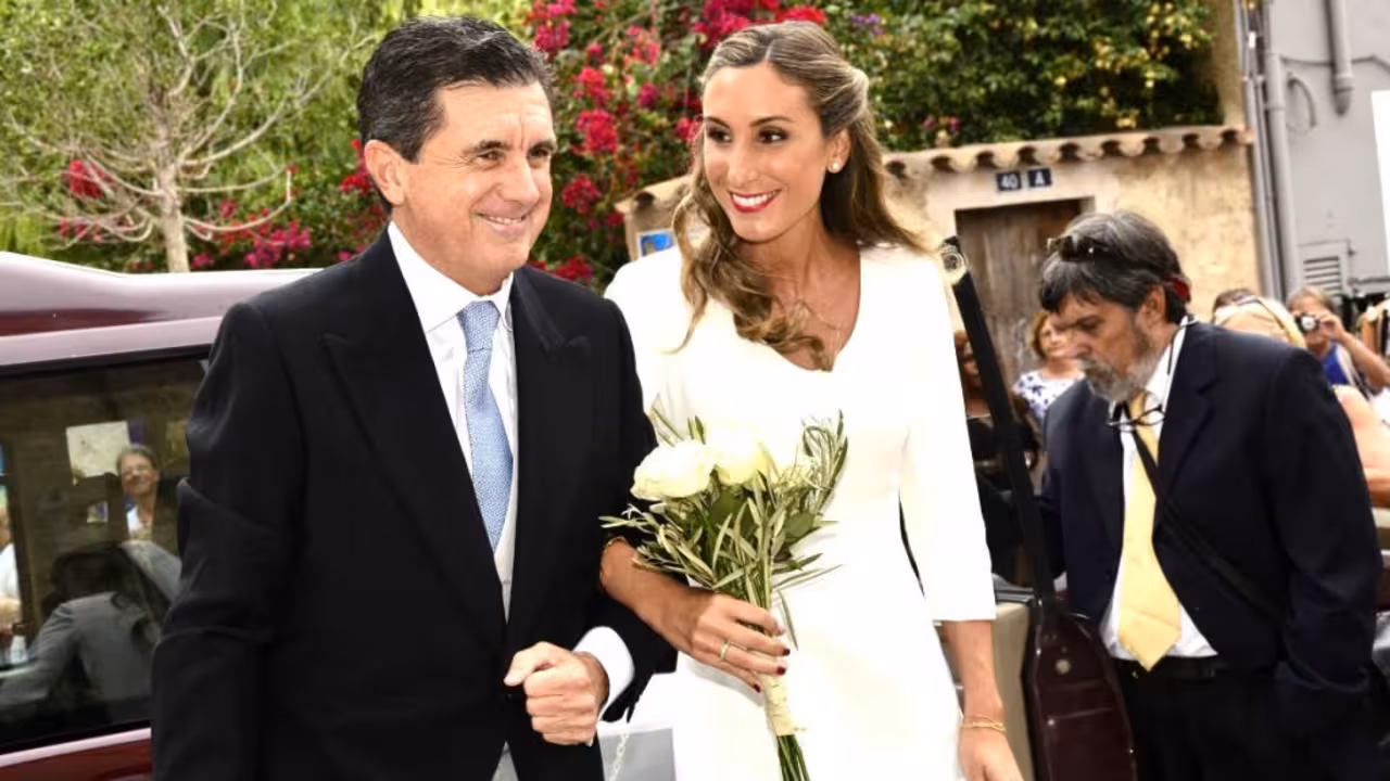 jaume matas lleva a su hija marta al altar en el puerto de andratx