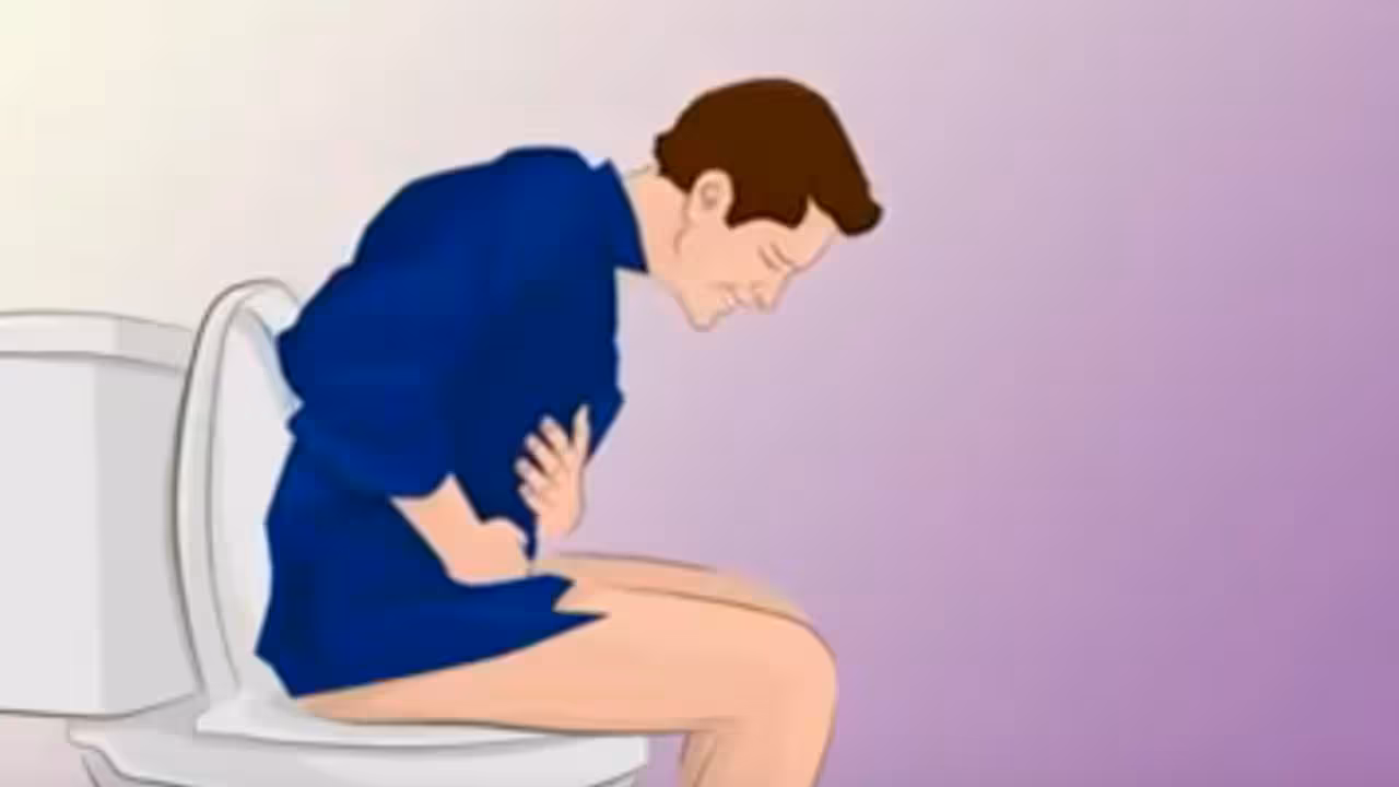 persona sentada en el baño
