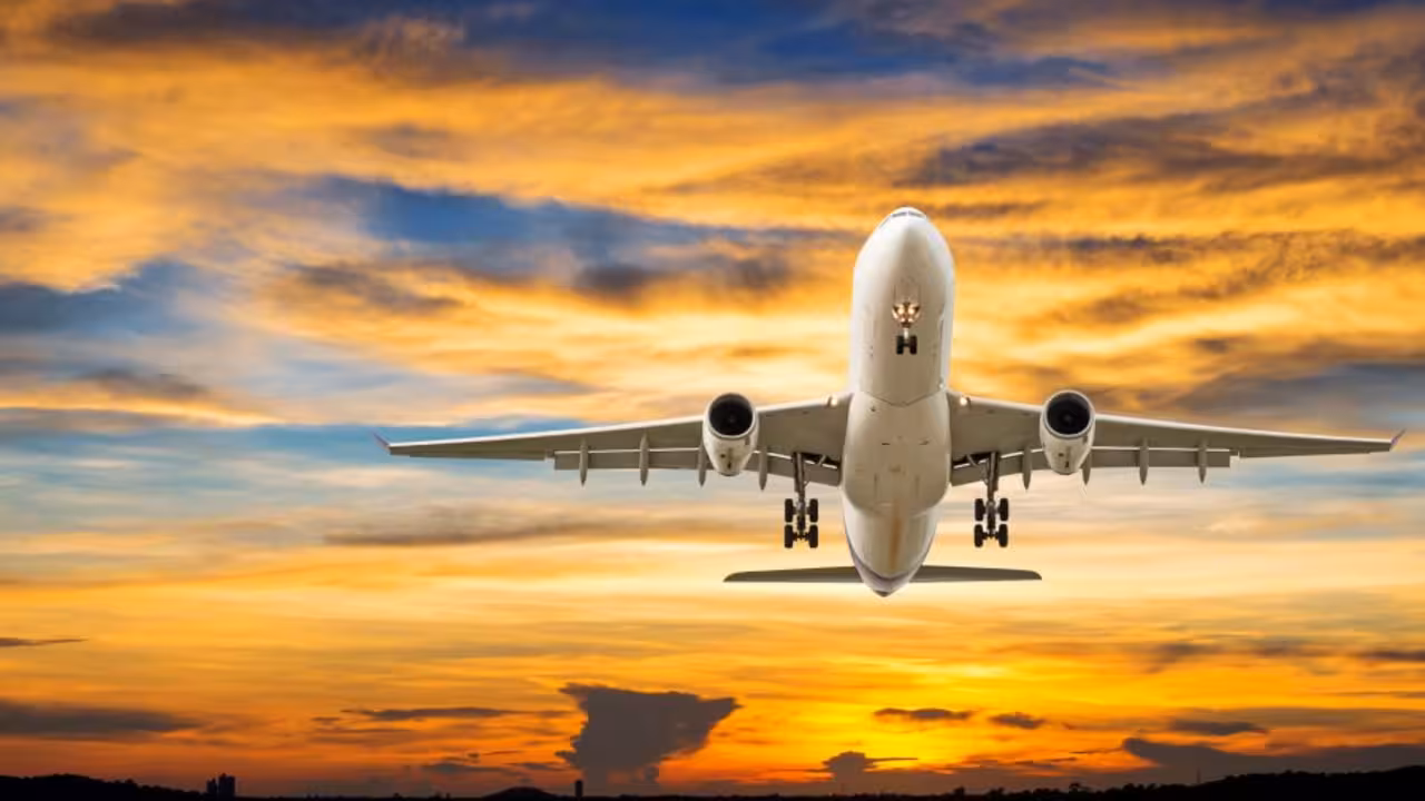 avion puesta de sol