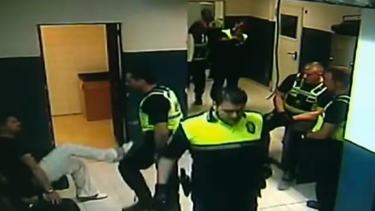 policias agreden a un detenido