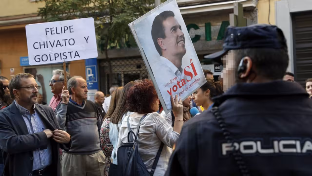 policia en la puerta de la sede del psoe