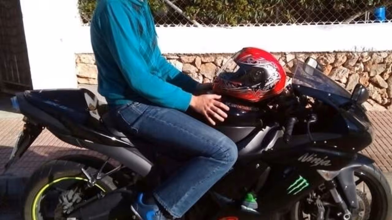 fallece el joven que iba en moto y cocho contra un coche