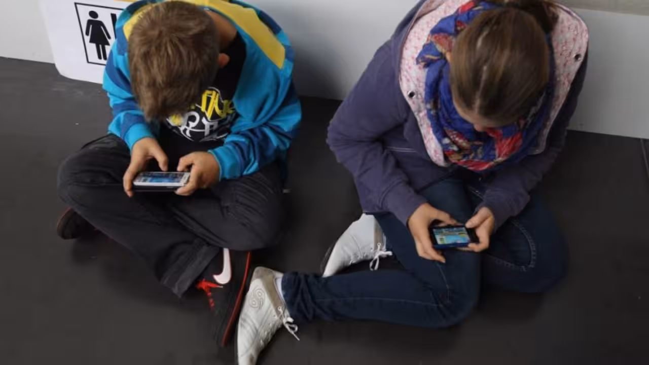 Niños de 10 a 15 años con internet fuera de casa