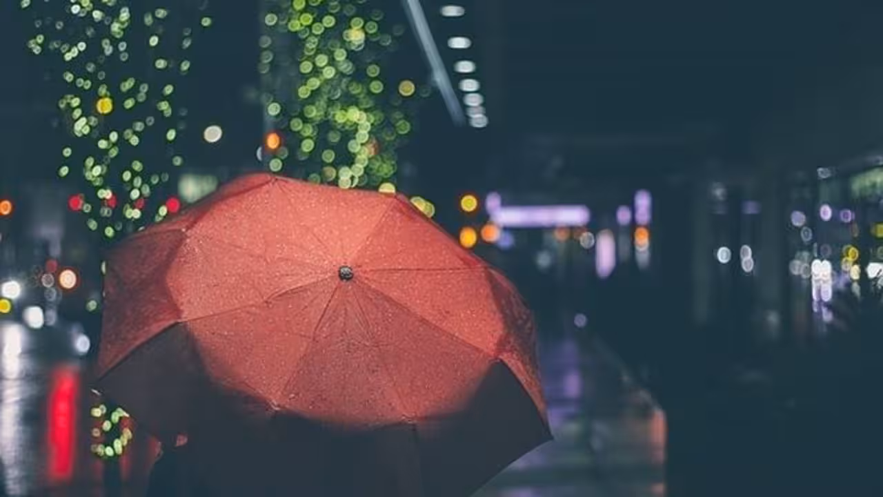 paraguas rojo bajo la lluvia de baleares