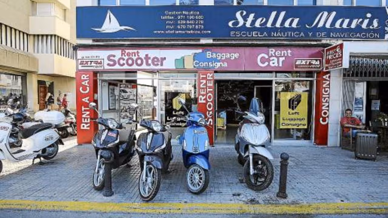 motos encima de la acera en Eivissa|motos eivissa|eivissa