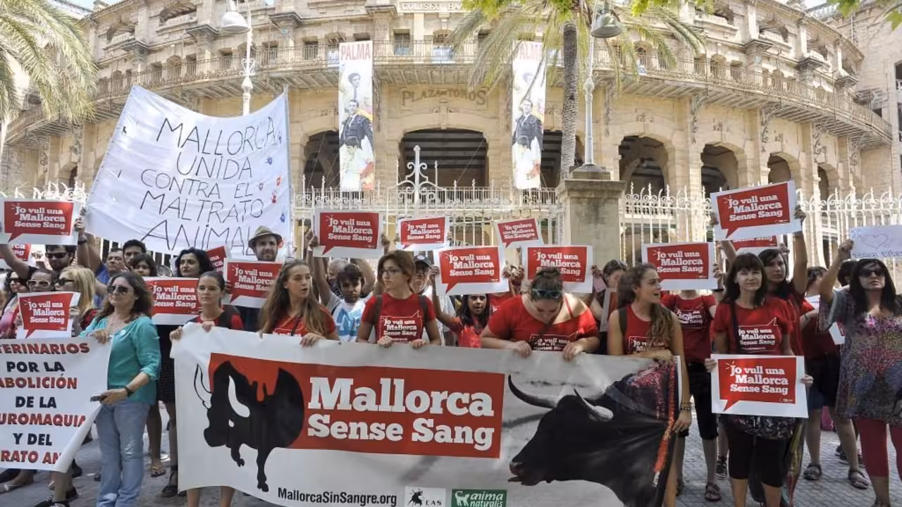 Antitaurinos manifestándose en Palma