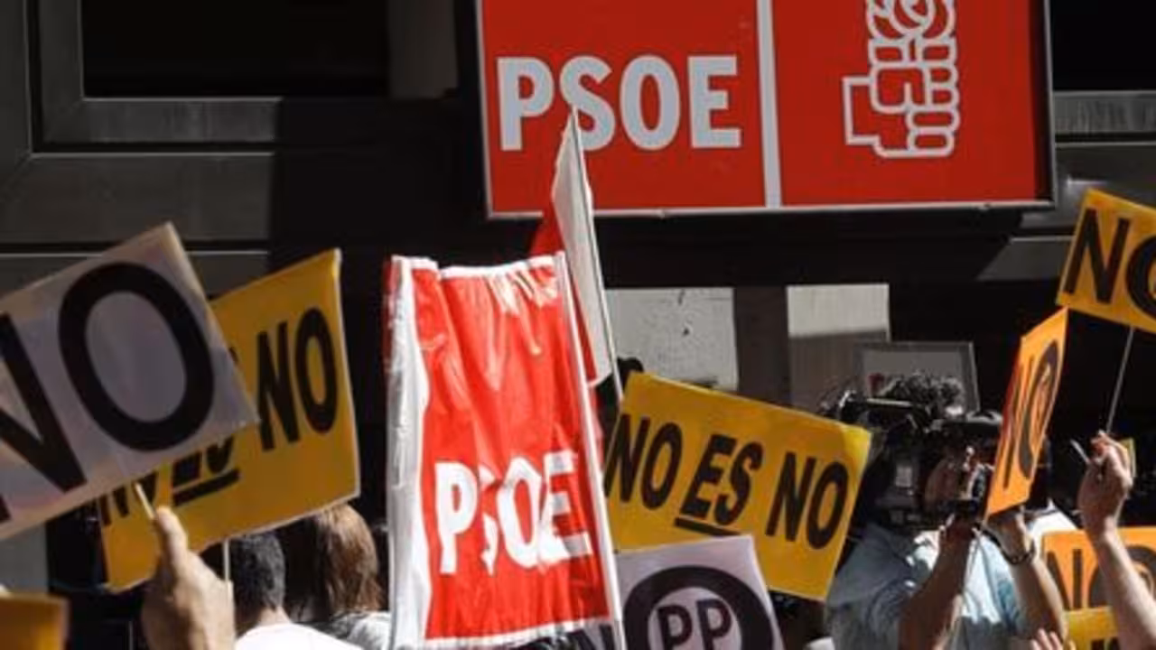 militantes-manifiestan-ferraz-defendiendo-rajoy_ecdima20161021_0001_22