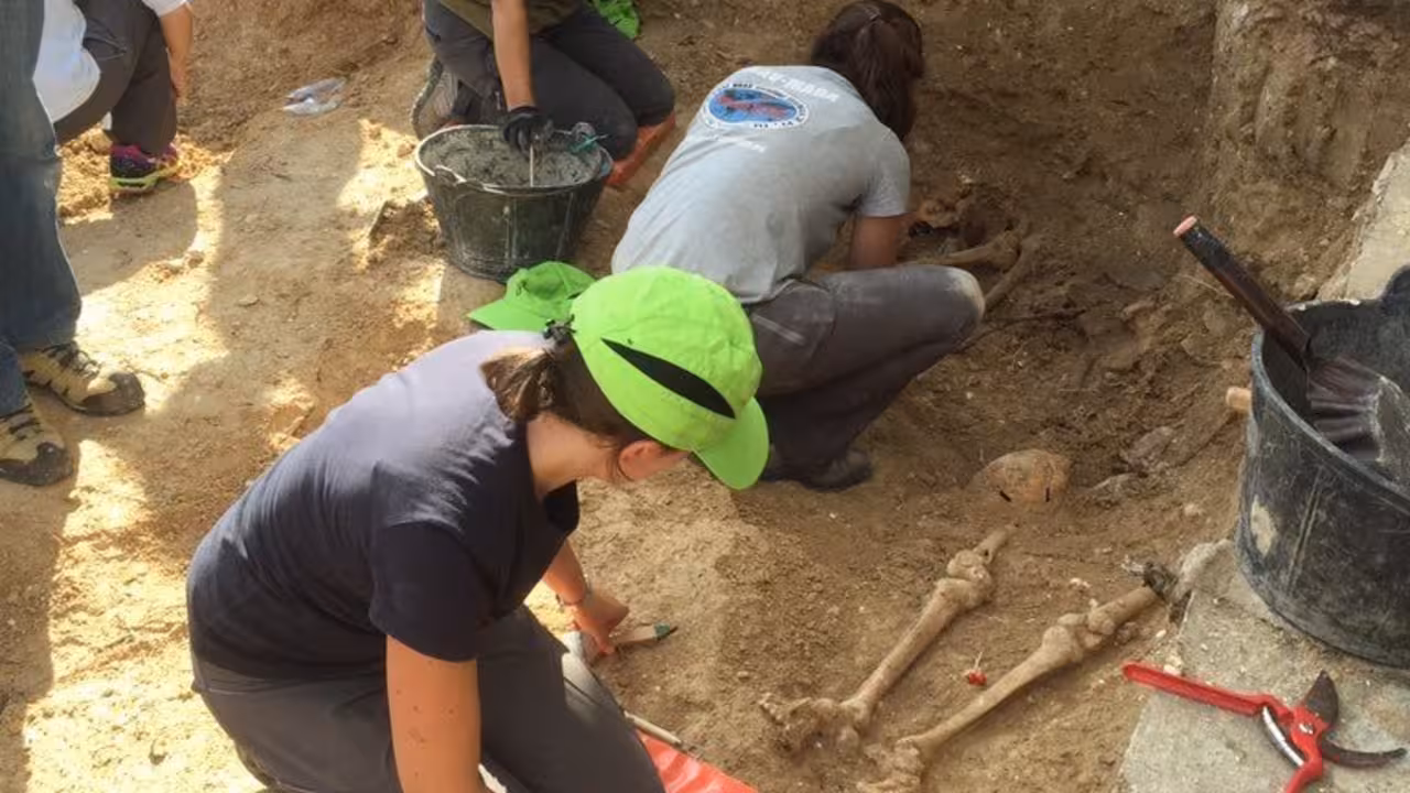 Arqueólogos encuentran restos humanos en la Fosa de Porreres|Fossa Porreres restos humanos