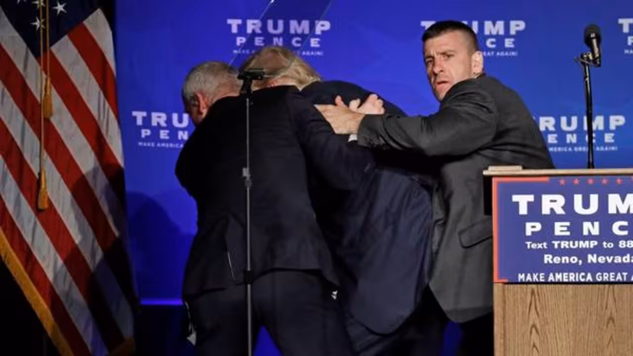donald trump candidato republicano a la presidencia de estados unidos se retira durante un mitin por una supuesta amenaza