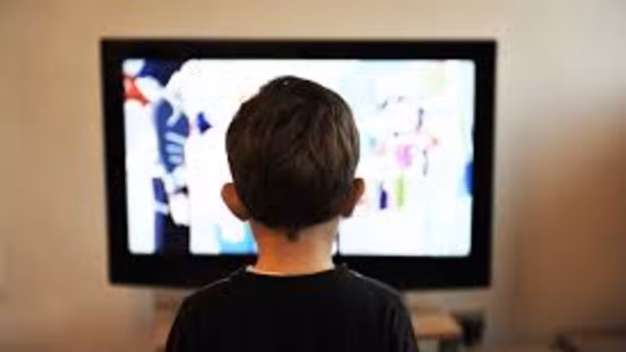 niño enfrente del televisor