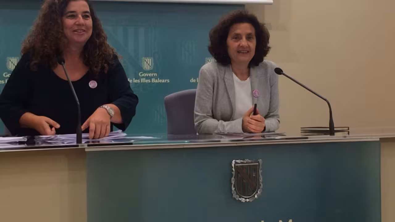 Pilar Costa y Fina Santiago en el Consell de Govern hablan de la situación con Podemos