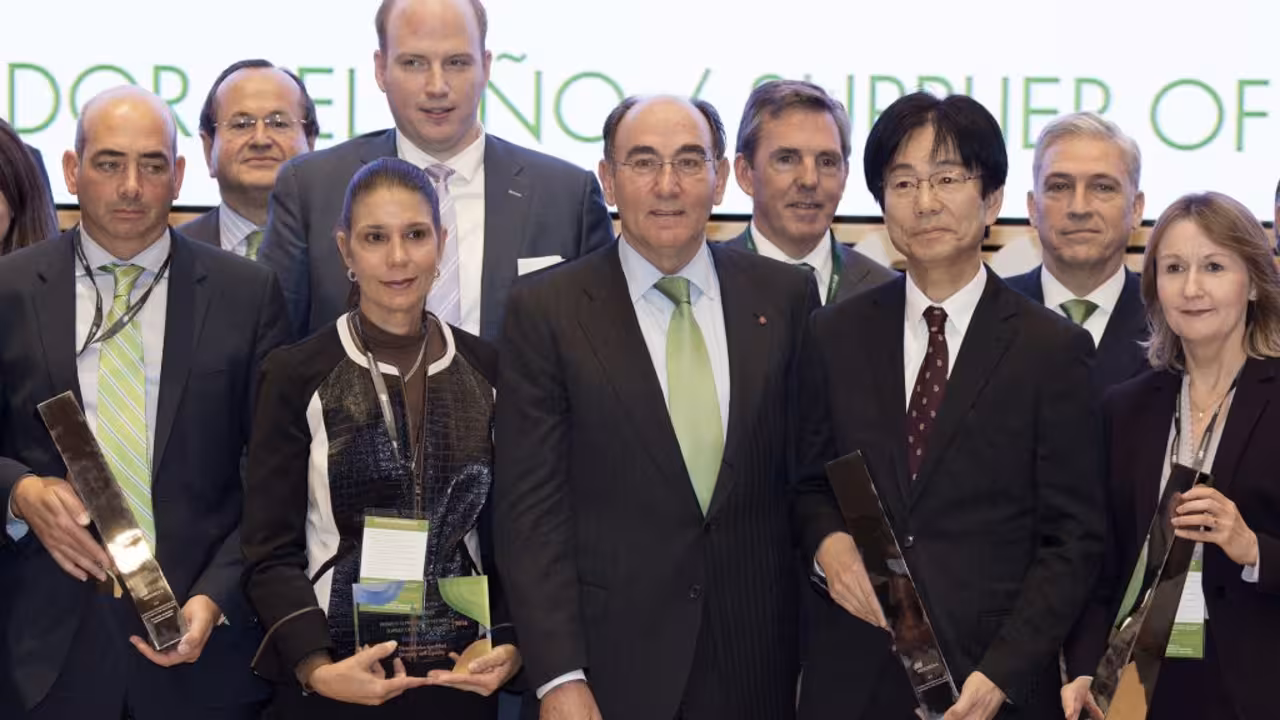 galan-con-algunos-de-los-galardonados-en-los-premios-