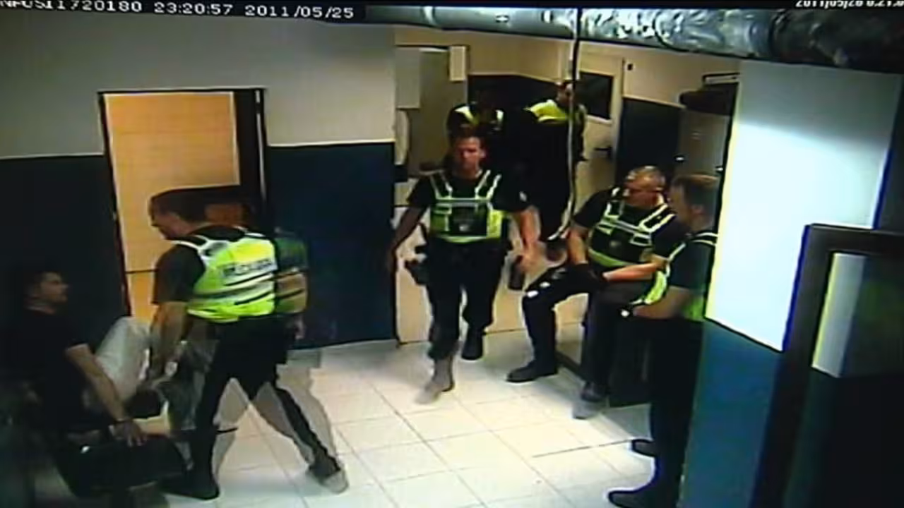 |policia patada cara