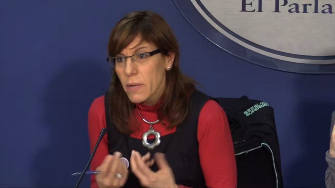 |laura camargo y alberto jarabo de podemos en una rueda de prensa|