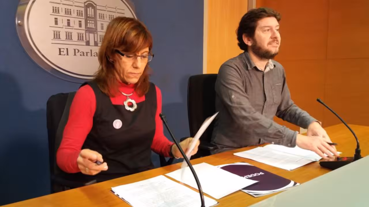 laura camargo y alberto jarabo de podemos en una rueda de prensa