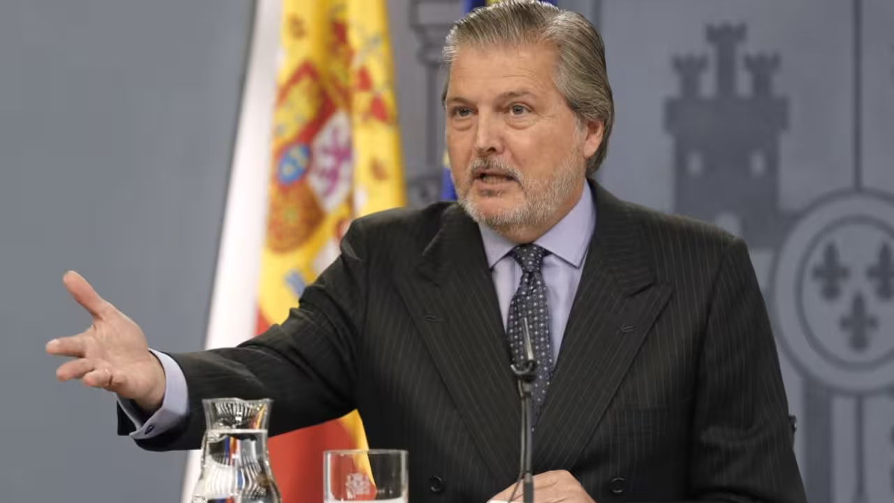 GRA081. MADRID, 09/12/2016.- El portavoz del Gobierno, Íñigo Méndez de Vigo, durante la rueda de prensa posterior a la reunión del Consejo de Ministros en la que ha anunciado el nombramiento de la ex subsecretaria de Hacienda Pilar Platero Sanz, como nueva presidenta de la Sociedad Estatal de Participaciones Industriales (SEPI). Pilar Platero sucede en el cargo a Ramón Aguirre, que renunció a la presidencia del grupo público el pasado mes de julio para tomar posesión de su acta de diputado del PP por la provincia de Guadalajara. EFE/Ballesteros