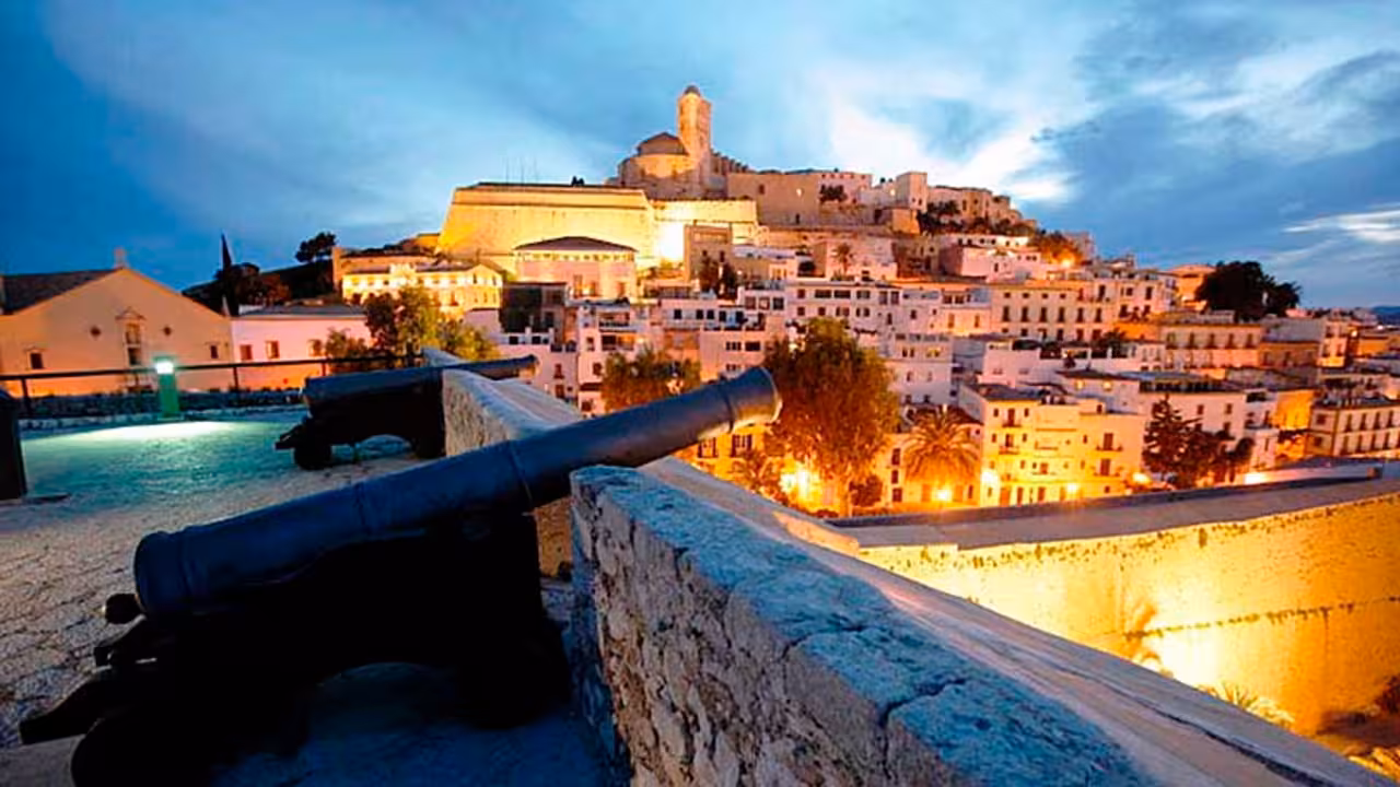 https://destinolandia.com/dalt-vila-un-pueblo-amurallado-en-ibiza/#more-4211