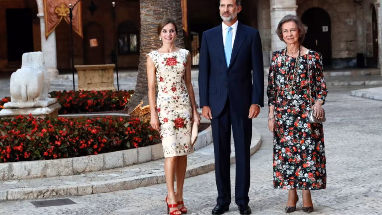 Sus Majestades los Reyes y Su Majestad la Reina Doña Sofía a su llegada al Palacio de La Almudaina