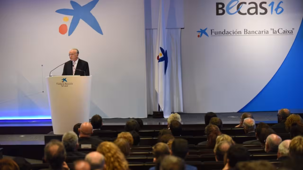 Isidre Fainé, president de "la Caixa", conversant amb un becari.