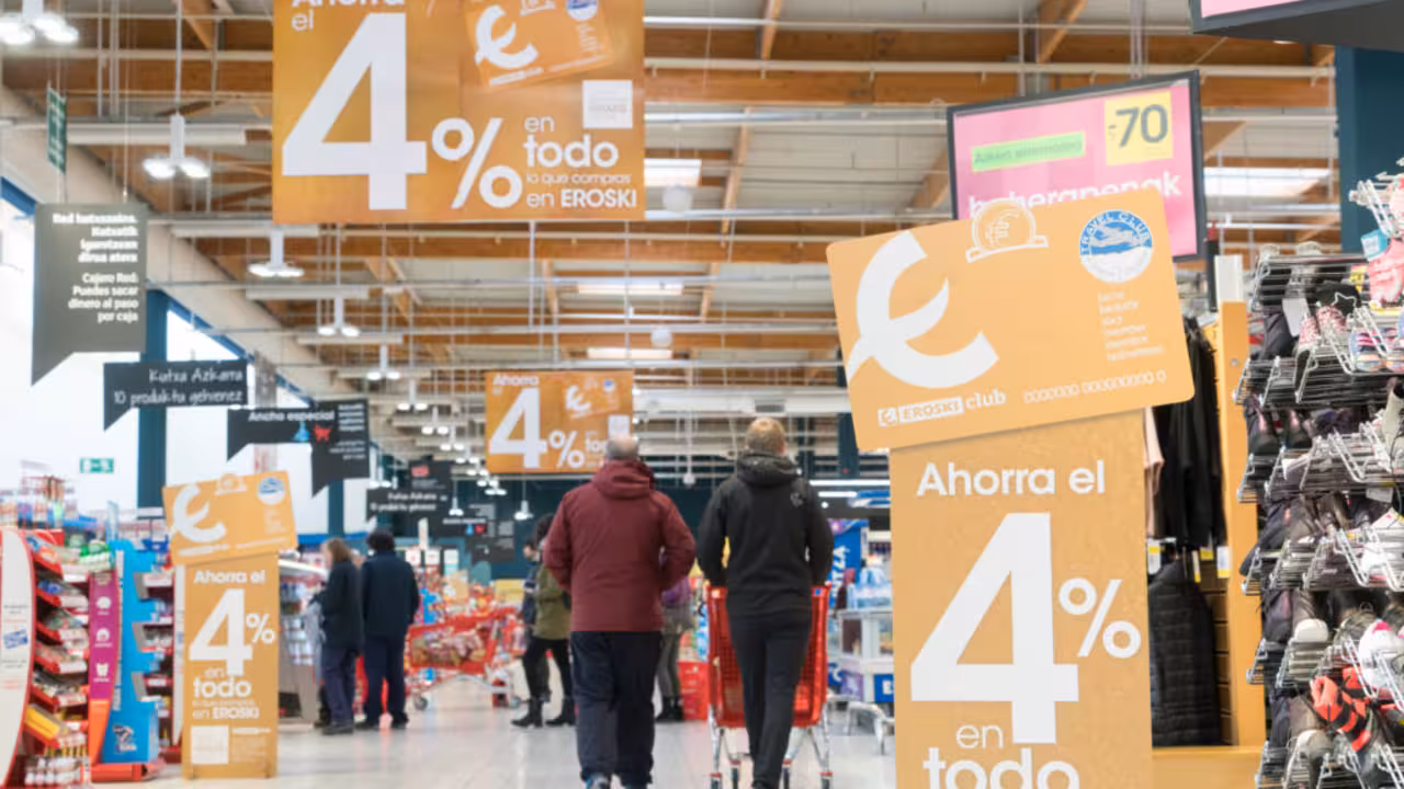 Abadiño 12-02-2018 Una consumidora entrega a la cajera la nueva tarjeta EROSKI Club Oro en el hipermercado EROSKI ©MITXI