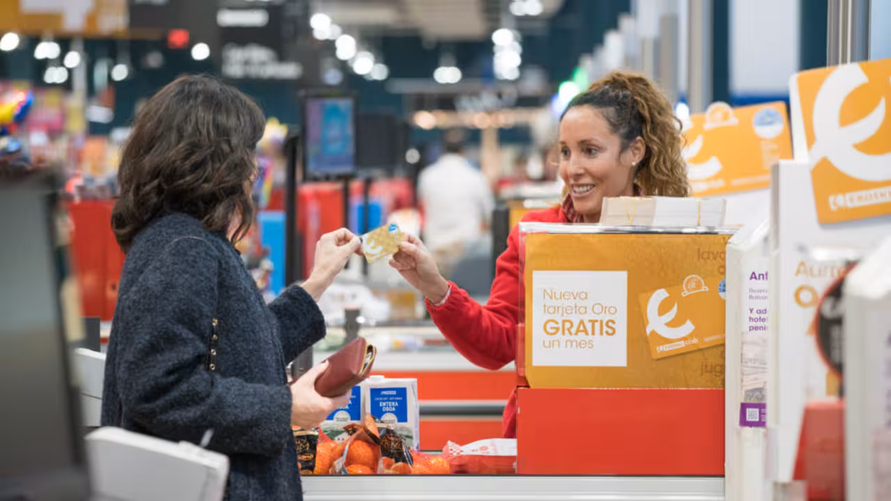Abadiño 12-02-2018 Una consumidora entrega a la cajera la nueva tarjeta EROSKI Club Oro en el hipermercado EROSKI ©MITXI