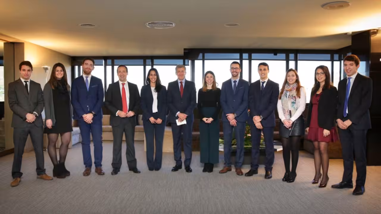 Sr Gonzalo Gortázar i sr Xavier Coll es reuneixen amb joves nous empleats de CaixaBank.