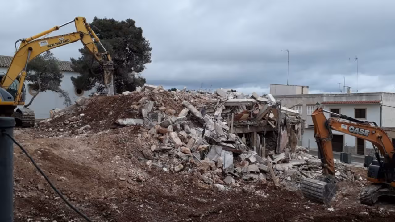 DEMOLICIO HOTEL PORTO PETRO_07
