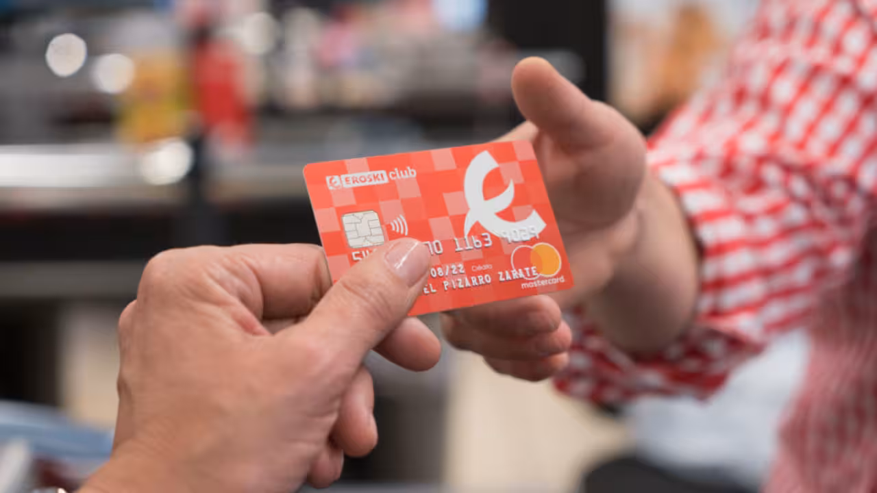 Basauri 29-05-2017 Una cajera cobra la compra con la tarjeta EROSKI Mastercard en una caja del hipermercado EROSKI Bilbondo ©MITXI