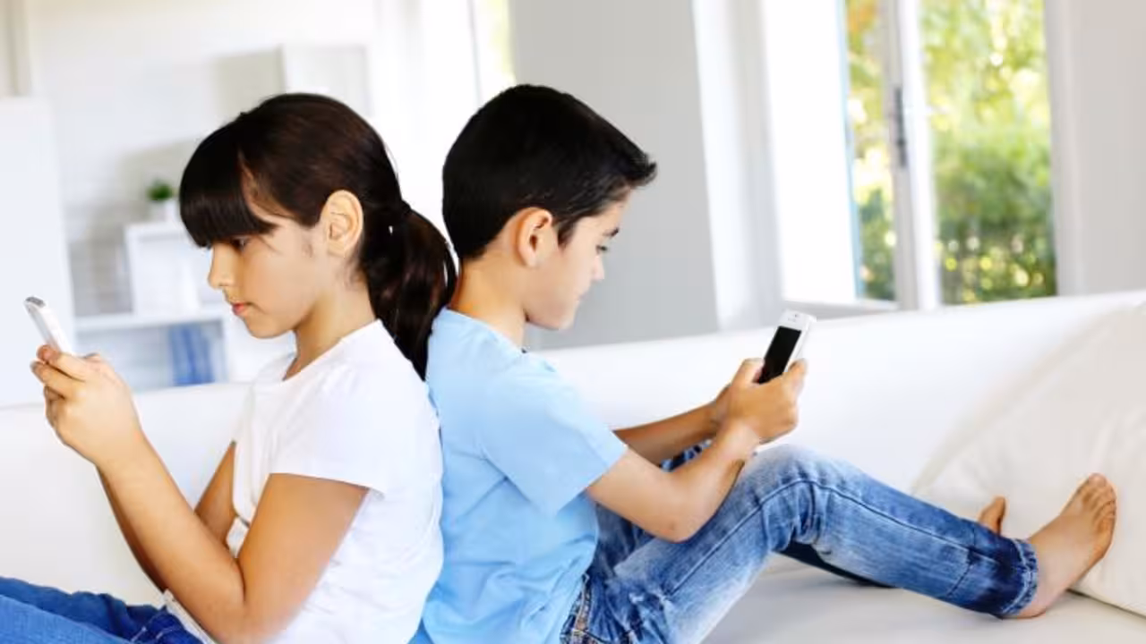 Niños con móvil