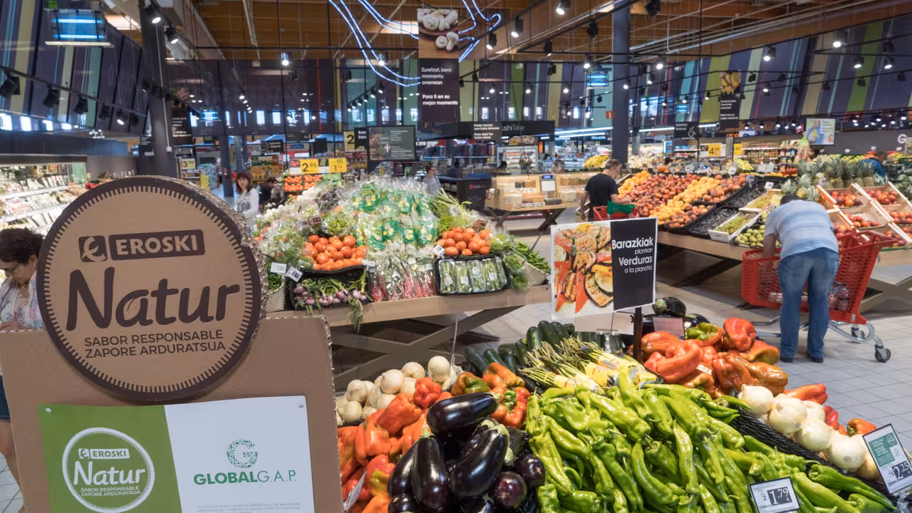 Leioa 10-08-2018 Mostradores con frutas y verduras en el hipermercado EROSKI Artea ©MITXI