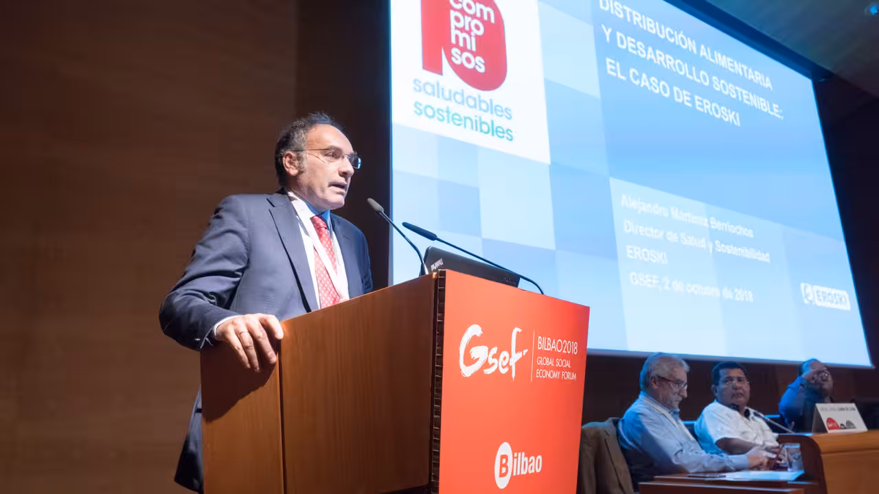 Bilbao 02-010-2018 4ª edición del Foro Global de la Economía Social. Congreso GLOBAL SOCIAL ECONOMY FORUM en el Palacio Euskalduna de Bilbao. Conferencia de Alejandro Martinez Berriochoa: Distribución alimentaria y desarrollo sostenible:  La experiencia de EROSKI ©MITXI