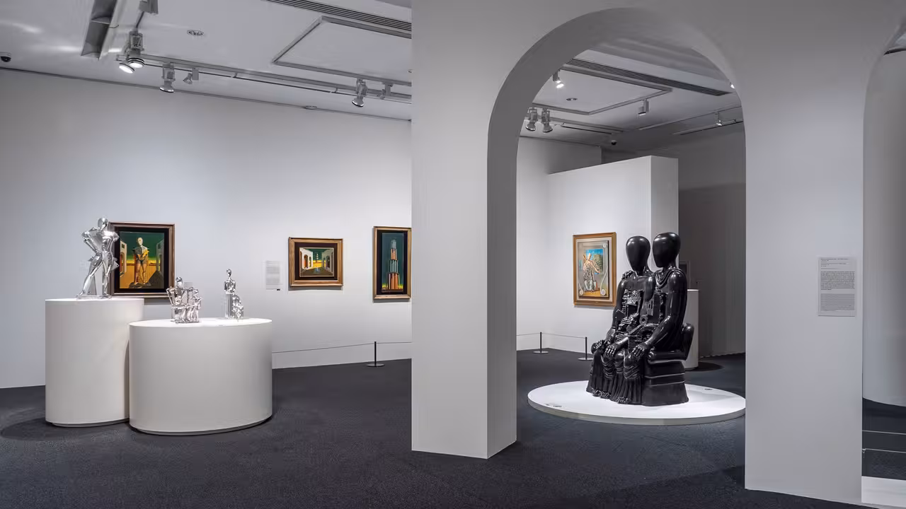 Visitants mirant una de les obres exposades.