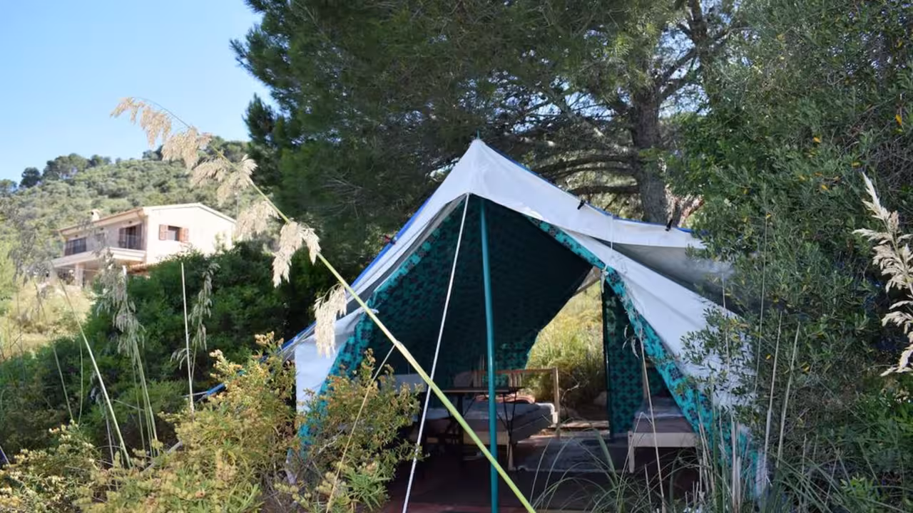 La misma imagen bucólica de la pareja haciendo corazones al sol sigue vigente en Airbnb