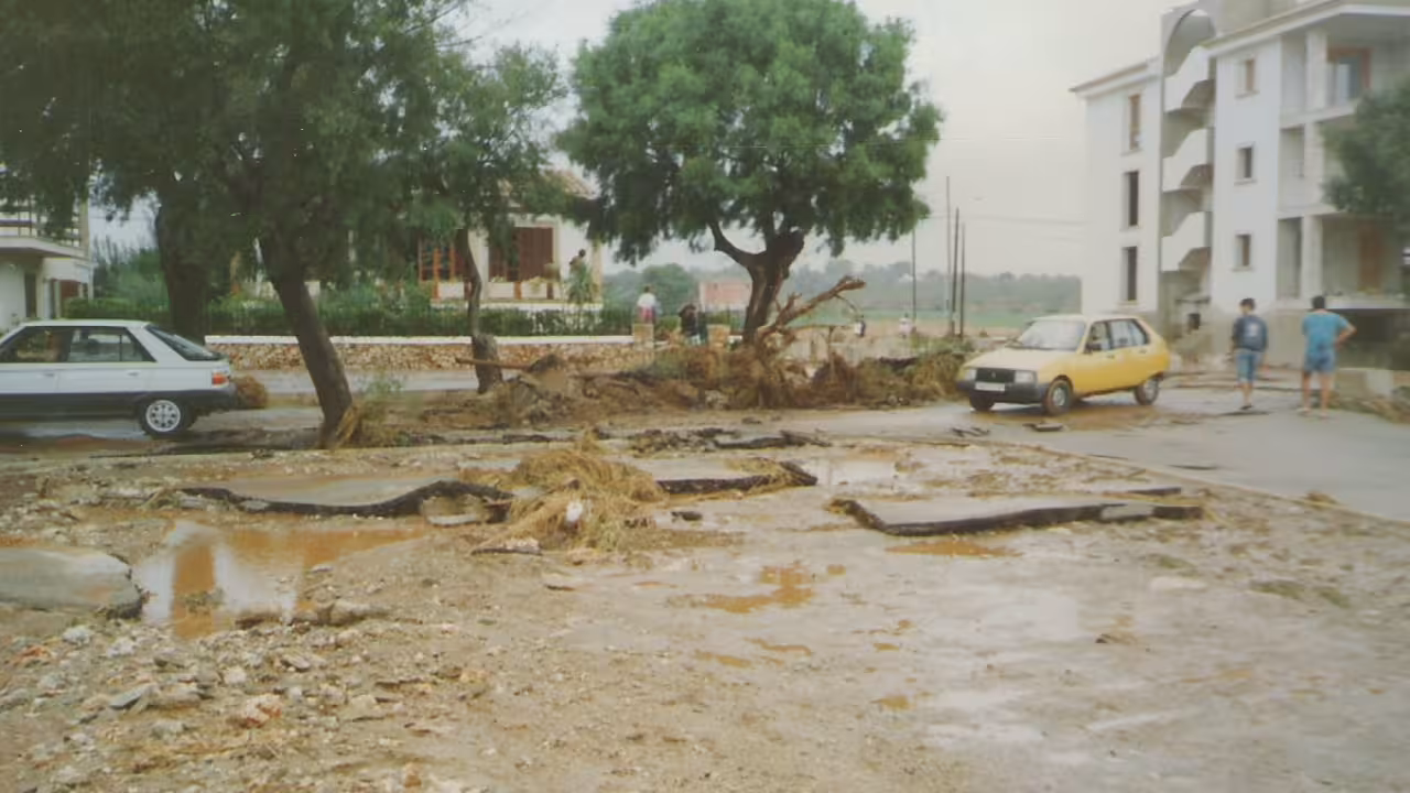 En la avenida del Torrent de Manacor el cauce del agua superaba el metro de altura.