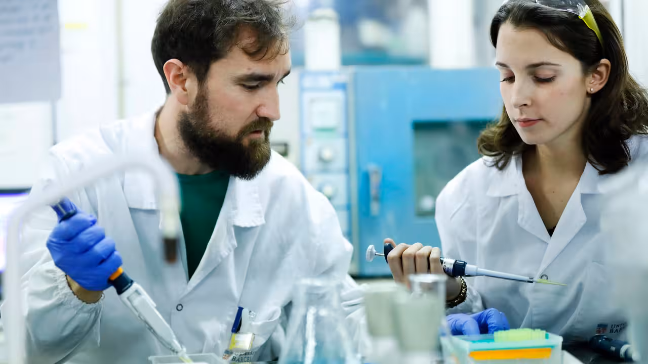Investigadores del proyecto Nuevos activadores de HRI para el tratamiento de la diabetes mellitus de tipo 2 (Fundación Bosch i Gimpera, Universidad de Barcelona). 

En la cuarta convocatoria de CaixaImpulse se presentaron 85 iniciativas, 73 de las cuales proceden de 61 centros de investigación, universidades u hospitales de España, 7 de Portugal, 4 de Italia y 1 de Grecia. Una vez valorados los proyectos, el comité de expertos seleccionó 20, de los cuales 4 se enmarcan dentro del campo de las ciencias de la vida, y 16 pertenecen a las ciencias médicas y de la salud.

En esta edición ha habido dos novedades: la ampliación del programa al resto de países europeos, con el apoyo del European Institute of Technology - Health, el consorcio europeo líder en innovación en biomedicina; y el incremento de las ayudas hasta un máximo de 100.000 euros.

El programa de CaixaImpulse de la Obra Social "la Caixa" está coorganizado con CaixaCapital Risc. Con este proyecto, ambas instituciones ponen su experiencia en los ámbitos de la investigación, la creación, el desarrollo y la inversión en empresas en fases iniciales al servicio de un objetivo compartido: la transferencia de los resultados de la investigación a la sociedad.
