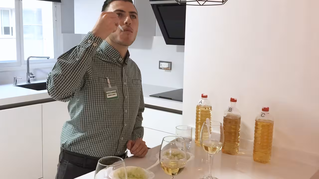 Especialista de Mercadona contrastando la calidad