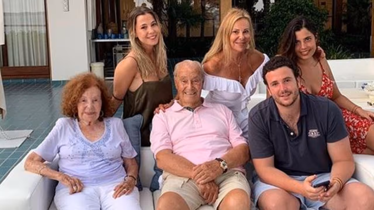Ana Obregón con sus padres, su hijo Aless y otros miembros de su familia en la Costa dels Pins el verano de 2019.