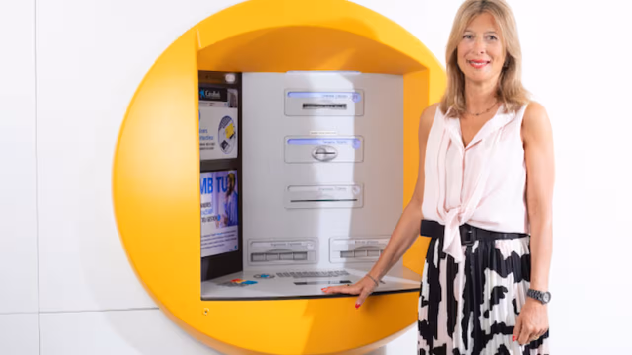 María Cruz Rivera, directora territorial de CaixaBank en Balears en el cajero de la oficina Store Passeig des Born