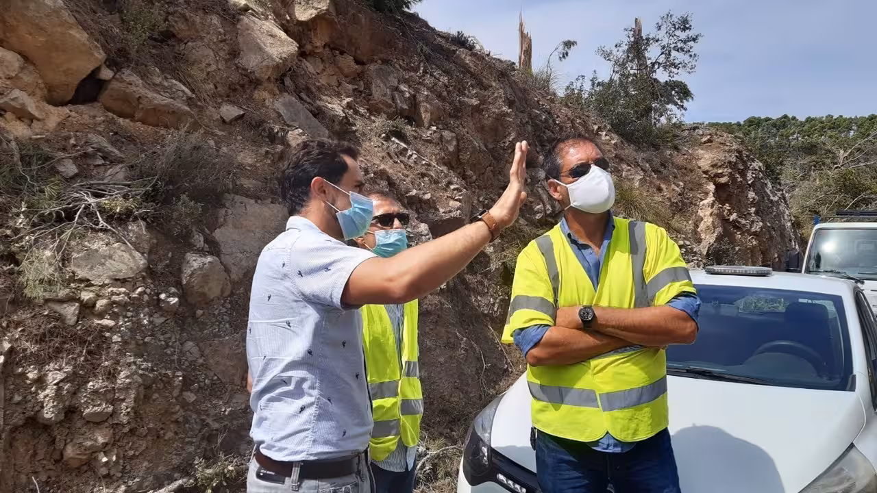 01/09/2020 El conseller de Infraestructuras, Iván Sevillano, en Banyalbufar para evaluar los daños de la tormenta..