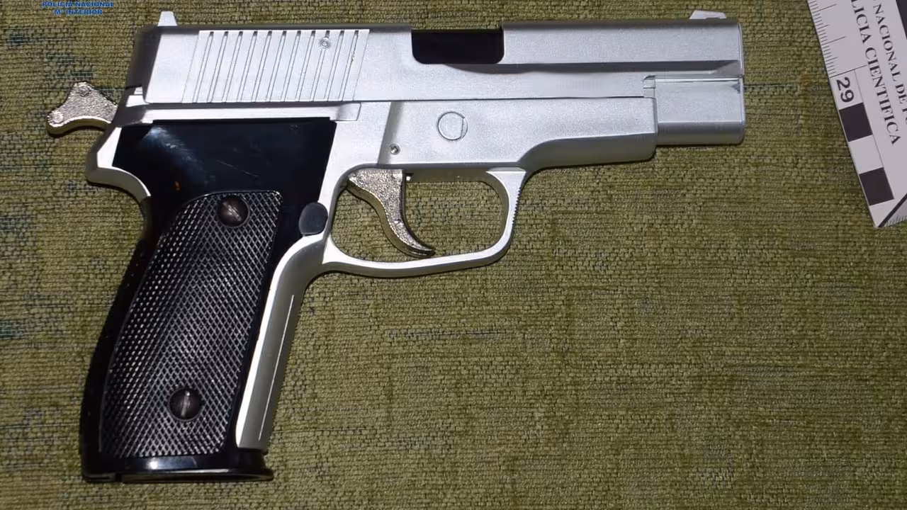 05/09/2020 Arma utilizada por los presuntos autores para agredir al octogenario.

Agentes de la Policía Nacional detuvieron el pasado miércoles a dos menores de edad por presuntamente agredir y robar a un octogenario en su domicilio en el barrio de Son Sardina (Palma), según ha informado la Jefatura Superior de Baleares este sábado en un comunicado de prensa.

SOCIEDAD ESPAÑA EUROPA ISLAS BALEARES AUTONOMÍAS
POLICÍA NACIONAL